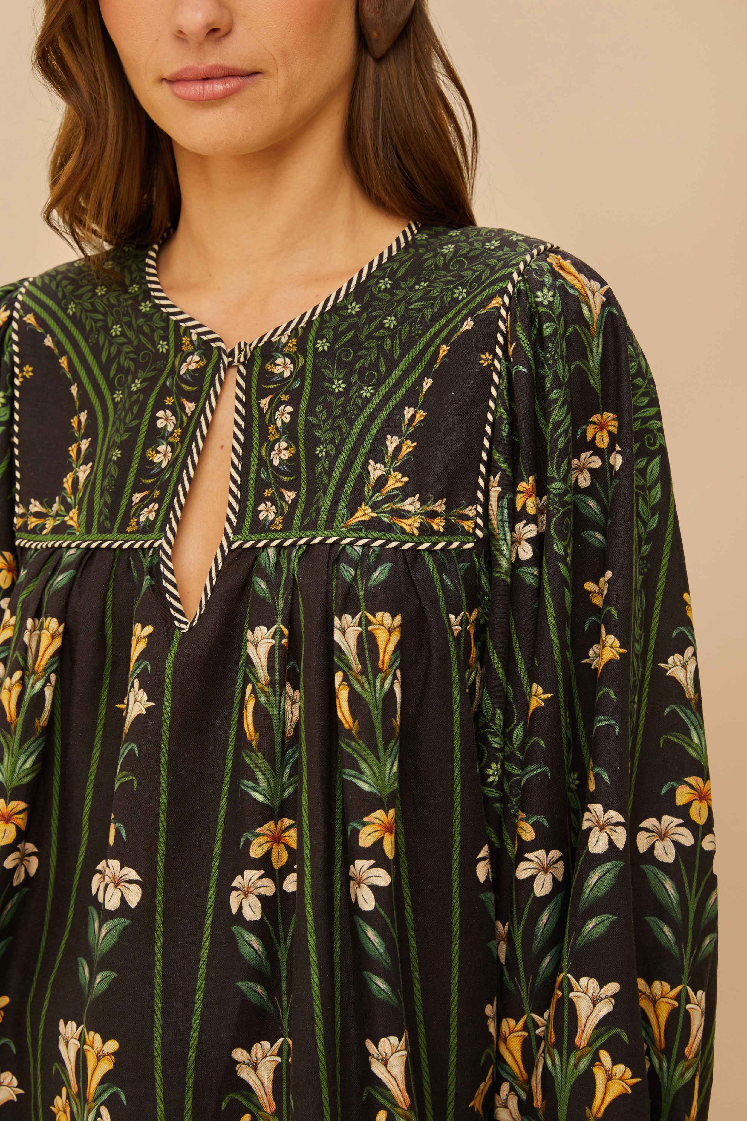 Black Flowers Arch LENZING™ ECOVERO™ Euroflax™ Blouse – FARM Rio